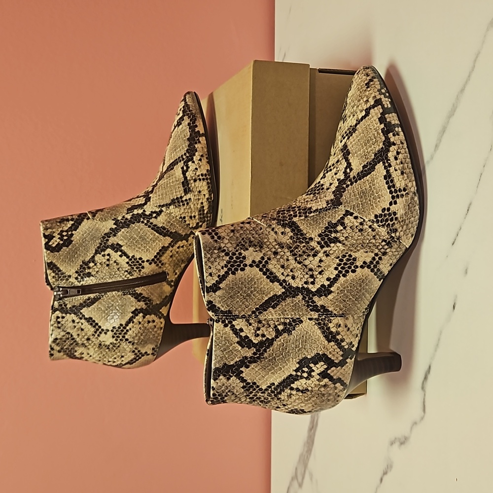 Clarks low boots with heal